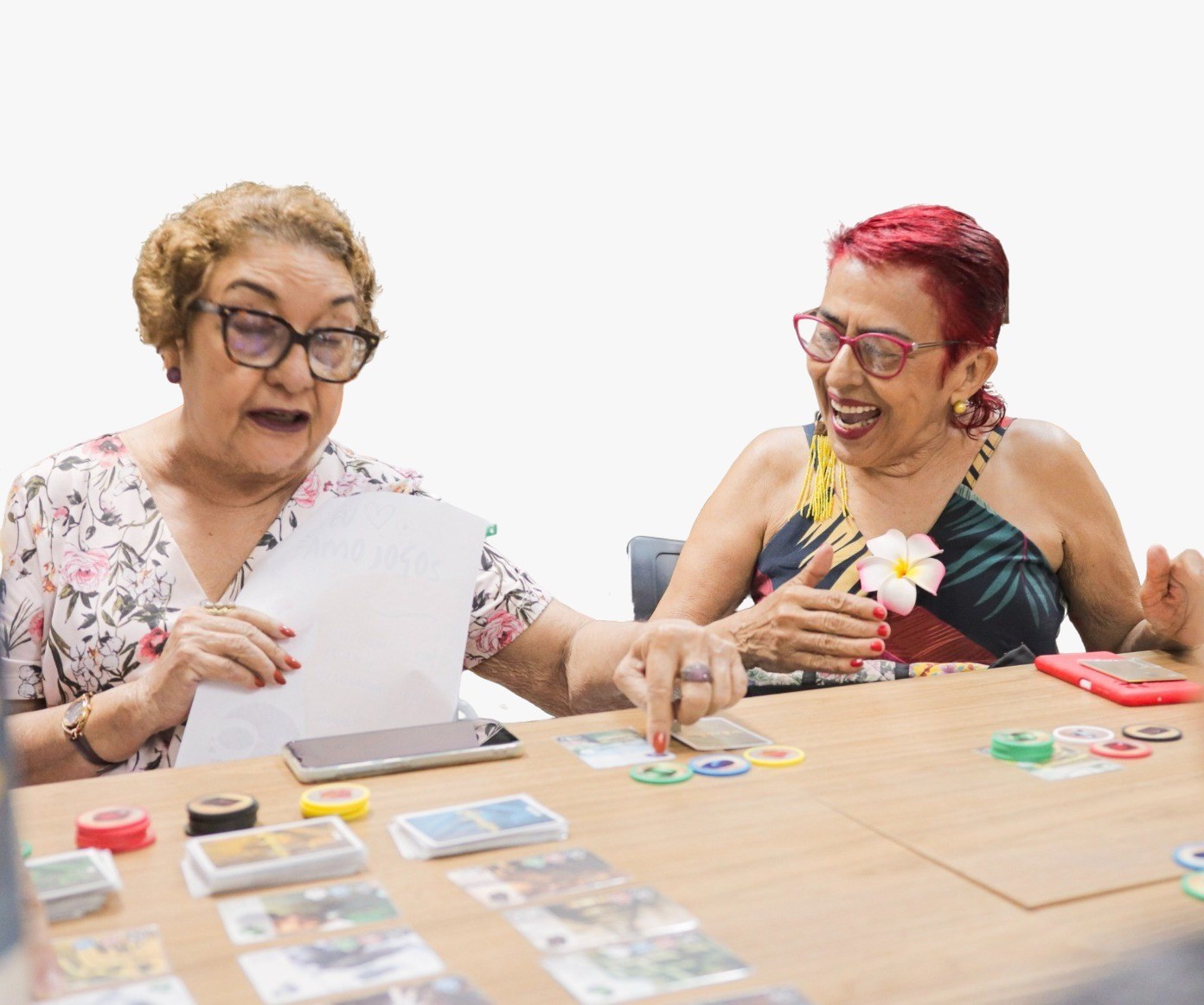 Duas participantes do Florescer em uma atividade de convivência, com a pessoa de cabelos vermelhos à direita